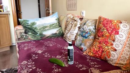 Русское домашнее порно: Первый анальный секс с огурцом