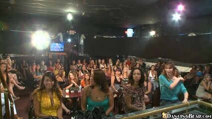 Девичник в разгаре: соски по очереди сосут член танцующего Мишки