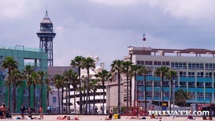 Похвасталась большим членом своего парня и развела подругу на секс