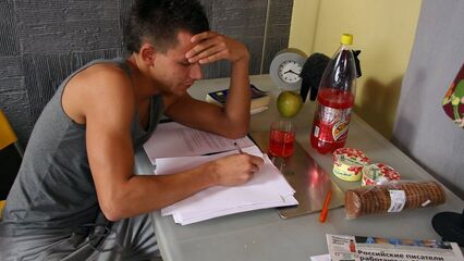 Красивую молодую русскую телку в очках трахнули в очко