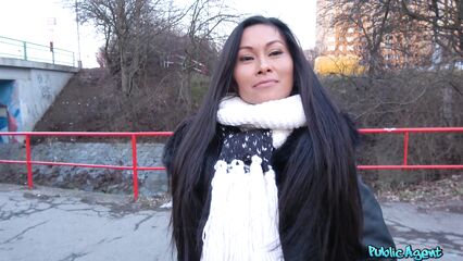 Азиатские студенты трахаются в параше автозаправки