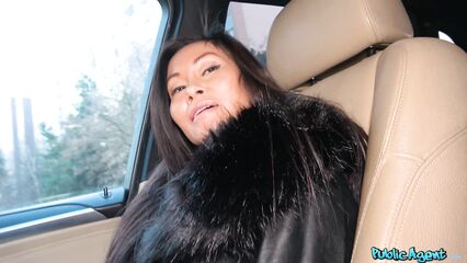 Азиатские студенты трахаются в параше автозаправки