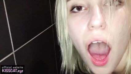 Русская молодежь снимает порно в туалете Mcdonalds