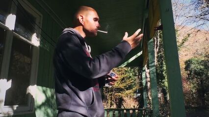 18-ти летняя Карина отсосала у взрослого мужика