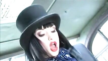 Очаровательная Леди завела себе новую секс машину