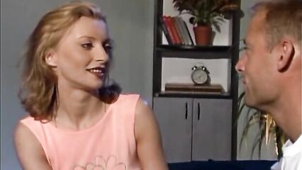 Брюнетке засунули два члена в письку и один в попку одновременно