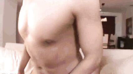 Молодую брюнетку трахнули два пидора, отсосавшие друг у друга