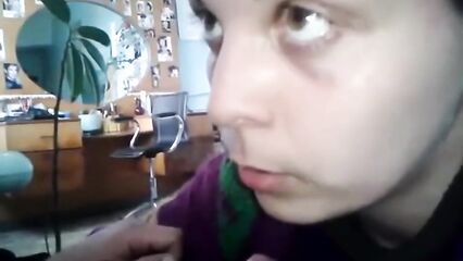 Жена сосет мужу член и рассказывает об измене