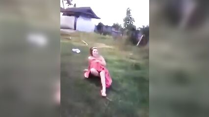 Секс приколы: С девушки снимают полотенце после душа