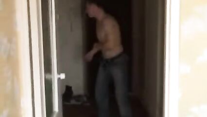 Худенькая студентка села попкой на член и взяла в рот другой