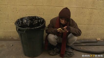 2 страстные девушки поделили на двоих член бомжа