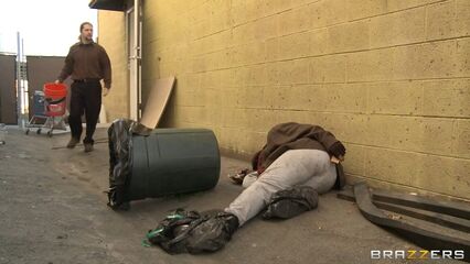 2 страстные девушки поделили на двоих член бомжа