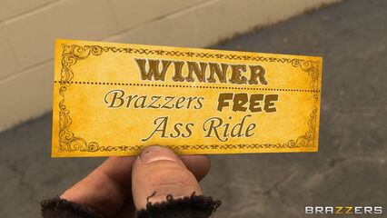 2 страстные девушки поделили на двоих член бомжа