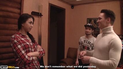 Русская шалава с улицы с двумя парнями в бане