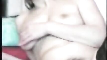 Шлюха Наталья мастурбирует и смотрит порно