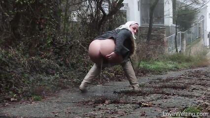 Девушки отливают перед камерой крупным планом в HD качестве