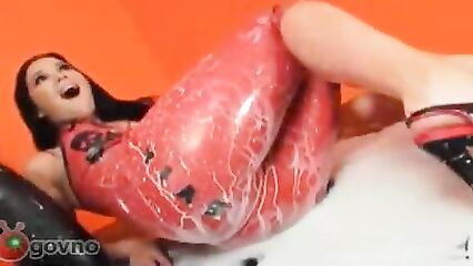 Девушки лесбиянки прокачивают свои задницы молоком