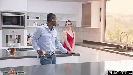 Качок с длинным толстым членом и молоденькая брюнетка