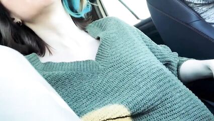 Публичный стриптиз на улице белым днем возле автомобиля