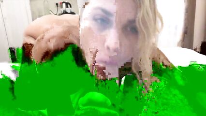 Блондинка, большой толстый член и бутылка пива