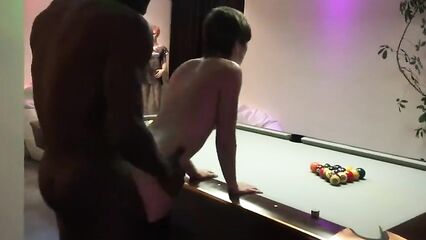 Секс втроем как лучший подарок для любимой!