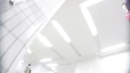 Подглядывание под юбкой скрытой камерой на улице