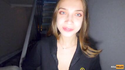 Молодая девушка отдалась раком в подъезде до спермы во рту