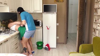 Грабитель ворвался в дом и выебал в анал домохозяйку