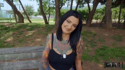 Снял в парке милую татуированную шлюшку Адель Асанти