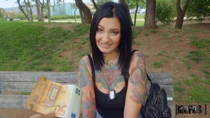 Снял в парке милую татуированную шлюшку Адель Асанти