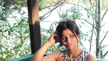 Ужин в уличном кафе за чертой города без трусиков