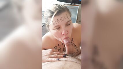 Разрисованная шлюшка Дашка Логачёва сосет член